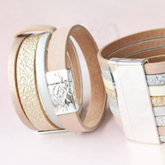 Armbänder aus Imitat Leder mit Metallic-look