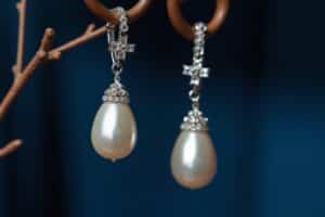 Perlen Ohrringe hängend: Elegante Schmuckstücke