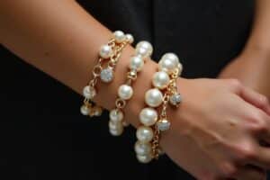 Funkelnde Perlenarmbänder mit Charms für Deinen Stil